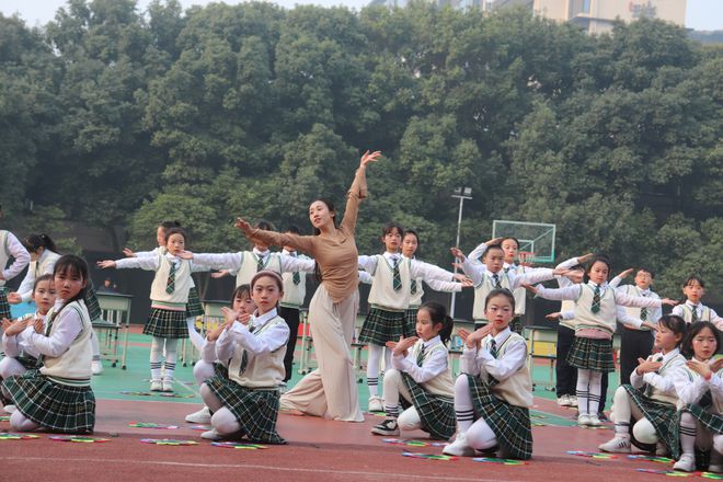 江南app体育聚焦真课堂追求高质量！佳兴外国语学校第八届教育教学年会举行(图5)