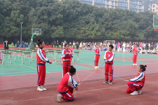 江南app体育聚焦真课堂追求高质量！佳兴外国语学校第八届教育教学年会举行(图6)