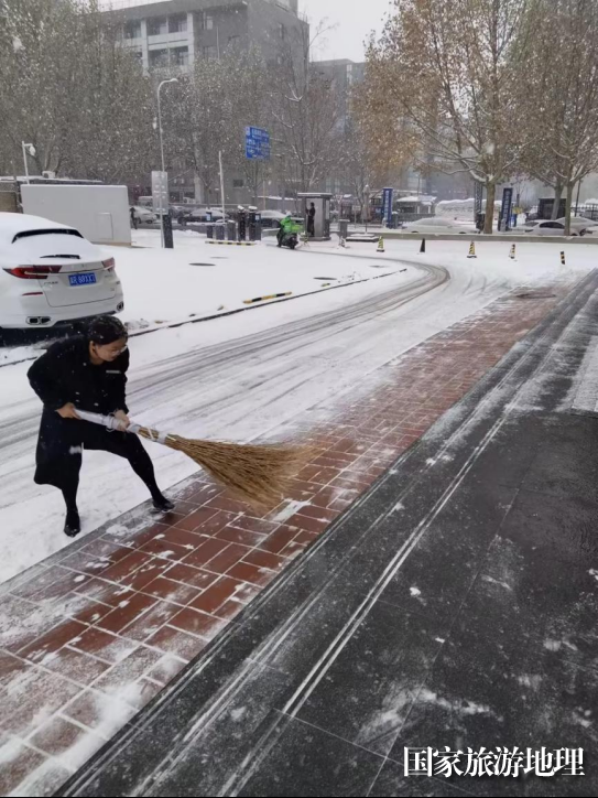 江南平台app体育北京迎明显降雪 朗丽兹酒店开展扫雪除冰暖心行动(图2)