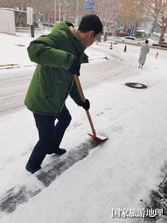 江南平台app体育北京迎明显降雪 朗丽兹酒店开展扫雪除冰暖心行动