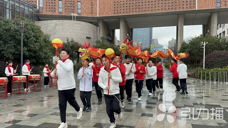 江南平台app体育龙年氛围感拉满！苏州中小学生今天报到(图4)