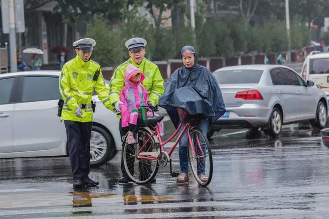 江南app体育雨中的荧光绿 看他们如何“乘风破浪”！(图7)