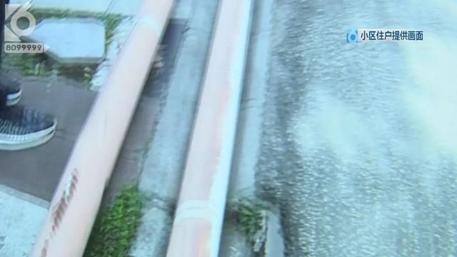 江南app体育昆明一小区天降50米雨水管楼下轿车驾驶室被“扎穿”(图22)